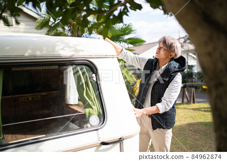 Car wash senior man Car wash senior man 84962874