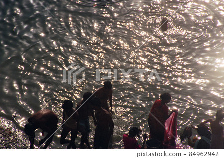 恒河早晨沐浴的人們-1997 年 2 月（瓦拉納西 / 印度） 84962942