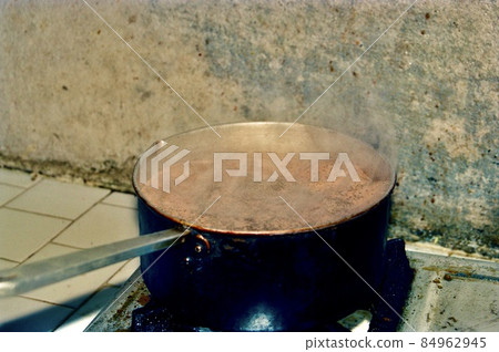 "Chai" boiled in a small pot-February 1996 (Chitawan / Nepal) 84962945