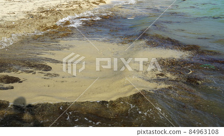 浮在水面上的浮石 84963108