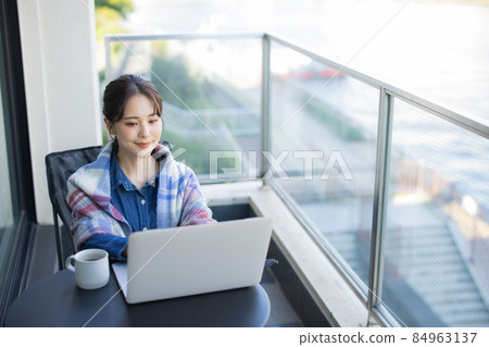 陽台遠程辦公河畔 陽台遠程辦公河畔 84963137