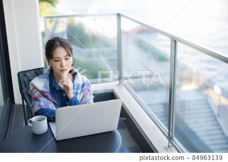 陽台遠程辦公河畔 84963139