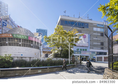 Sunny scenery in front of Shinjuku East Exit Station Sunny scenery in front of Shinjuku East Exit Station 84963300