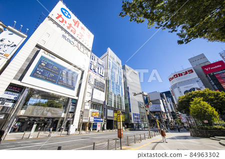 Sunny scenery in front of Shinjuku East Exit Station Sunny scenery in front of Shinjuku East Exit Station 84963302