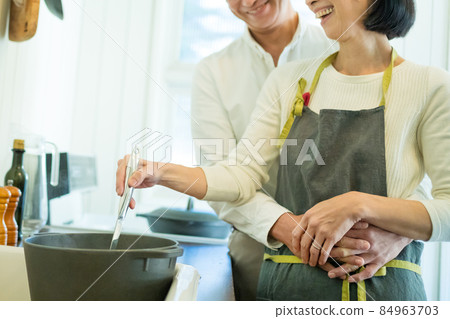 資深夫婦廚房烹調 84963703