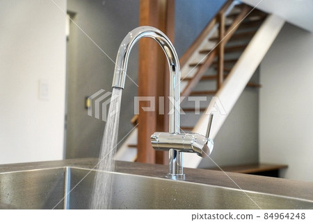 Fully open the faucet in the kitchen Fully open the faucet in the kitchen 84964248