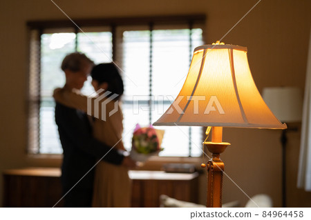 年長夫婦贈送花束 84964458