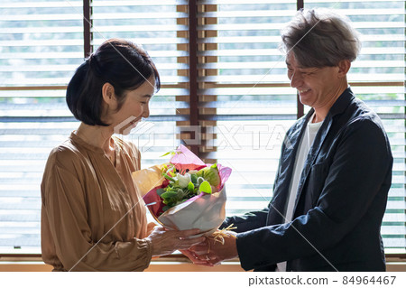 年長夫婦贈送花束 84964467