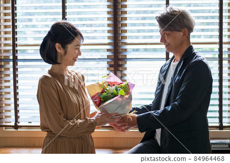 年長夫婦贈送花束 84964468
