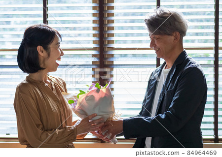 年長夫婦贈送花束 84964469