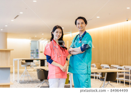 Male and female medical staff working in hospitals Photographing cooperation: LINK FOREST 84964499