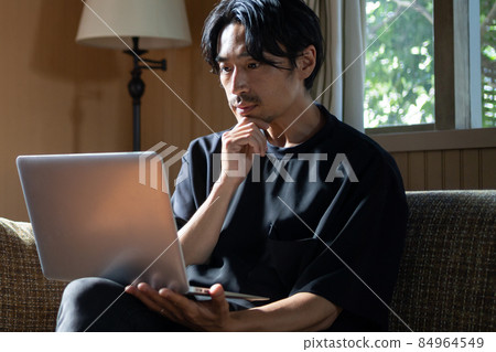 Telework middle man 84964549