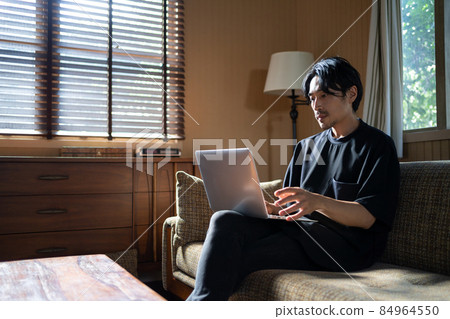 Telework middle man 84964550
