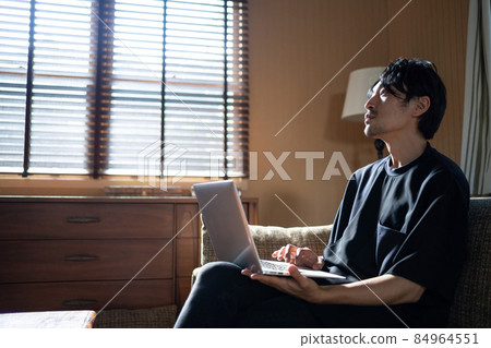 Telework middle man 84964551