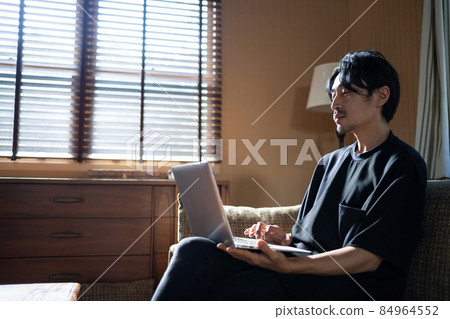 Telework middle man 84964552