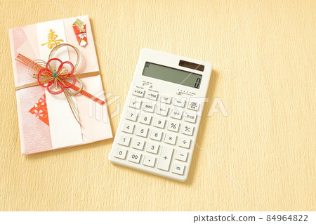 Pink gift bag and calculator 84964822