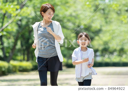 Parents who jog 84964922