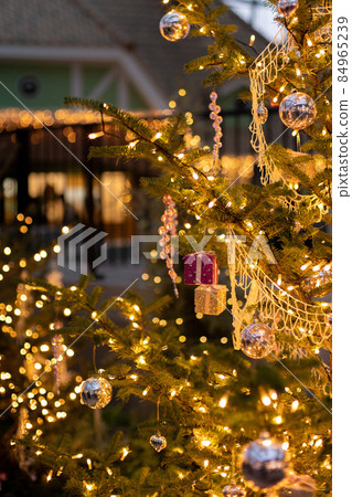 用燈飾裝飾的聖誕樹 84965239