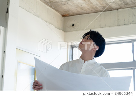 Man spreading the drawing Man spreading the drawing 84965344