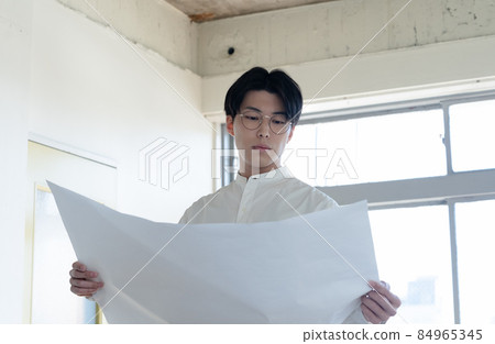 Man spreading the drawing Man spreading the drawing 84965345