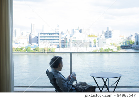 在陽台上工作的男人 84965547