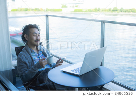 在陽台上工作的男人 84965556