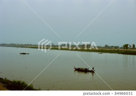 湄公河 / 小船 (Riverside Phnom Penh / 柬埔寨) 湄公河 / 小船 (Riverside Phnom Penh / 柬埔寨) 84966031