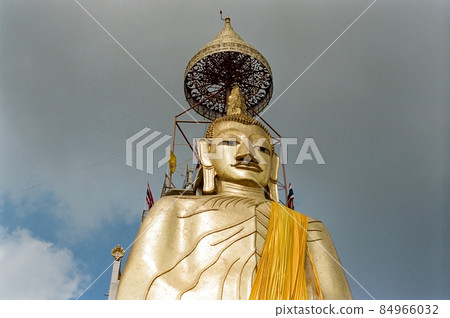 金色巨型佛像（Wat India Ravi Khan /曼谷/泰國王國） 84966032