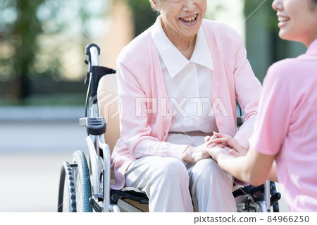 Long-term care senior female caregiver shooting cooperation: LINK FOREST 84966250