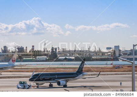 [Haneda Airport Terminal 1 Star Flyer aircraft during taxiing] 84966684