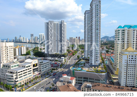 高層公寓和道路在明亮的天空下一字排開 84966715