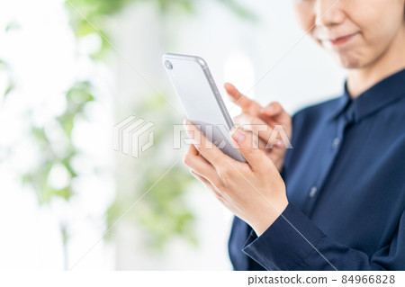 操作智能手機的年輕女子(零件) 操作智能手機的年輕女子(零件) 84966828