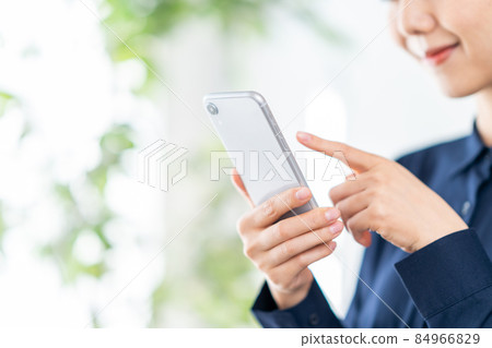 操作智能手機的年輕女子（零件） 84966829