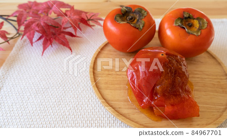 [Fuyu persimmon] Ripe persimmon 84967701