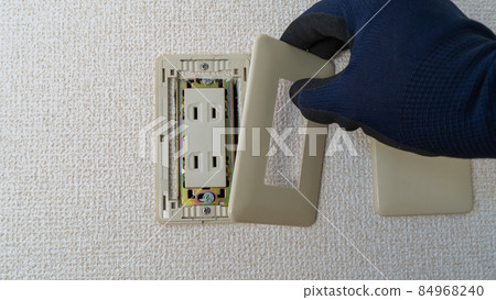 移除出線板的工人電氣工作圖像 84968240