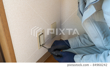 修理插座板的工人電氣工作圖像 修理插座板的工人電氣工作圖像 84968242