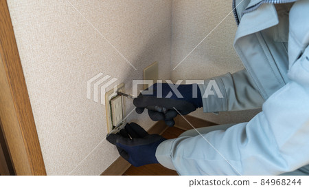 修理插座板的工人電氣工作圖像 修理插座板的工人電氣工作圖像 84968244