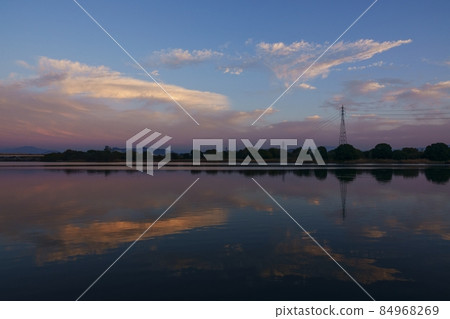河床夜景,雲彩自南向東 河床夜景,雲彩自南向東 84968269