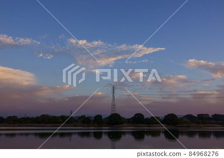 Evening view of the riverbed, clouds shining from the south to the east Evening view of the riverbed, clouds shining from the south to the east 84968276
