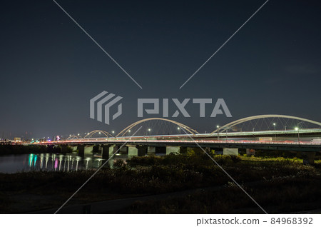 Torikainiwaji Ohashi Bridge and Monorail Iron Bridge that emerge in the dusk 84968392
