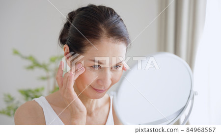 Senior female skin care (beauty / beauty) Senior female skin care (beauty / beauty) 84968567