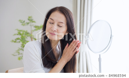 Senior female hair care (beauty / beauty) Senior female hair care (beauty / beauty) 84968594