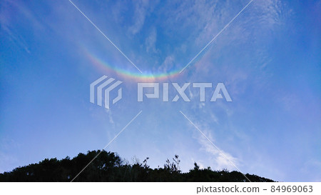 春天陽光明媚的日子裡，可以看到顛倒的彩虹，環天頂弧 84969063