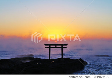 Ibaraki Prefecture Oarai Isosaki Shrine's first sunrise and morning mist scenery 84969599