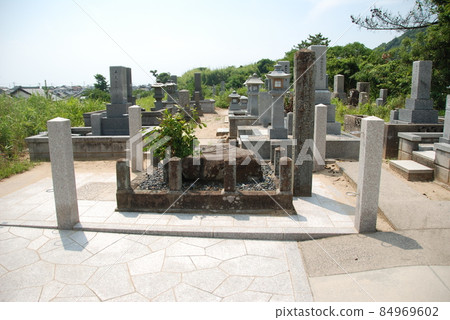 The tomb of Izumo no Okuni, the founder of Kabuki dance (Kizukikita, Taishacho, Izumo City, Shimane Prefecture) 84969602