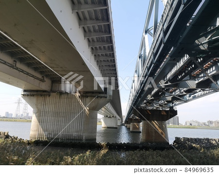 Behind the railway bridge and road bridge seen from the riverbed 84969635