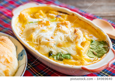 Cheese chicken gratin Cheese chicken gratin 84969640