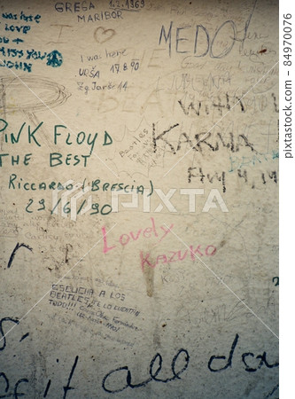 Graffiti on the wall of "Abbey Road Studios" at the time of August 1990 (London / UK) Graffiti on the wall of "Abbey Road Studios" at the time of August 1990 (London / UK) 84970076