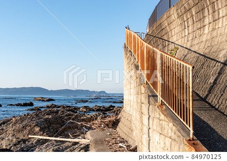 《Wakayama Prefecture》 Slope down to the coast 84970125