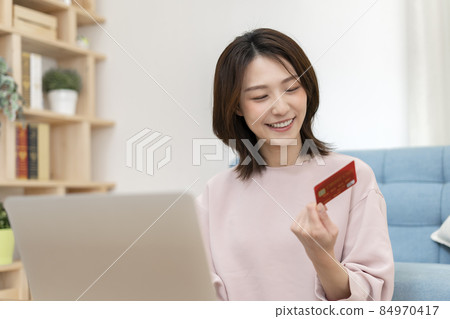 年輕女子用卡支付 84970417